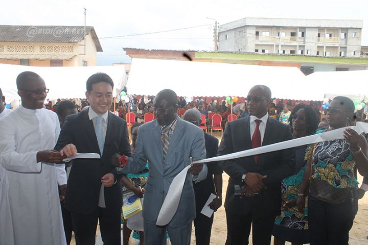 Côte d’Ivoire/ La directrice du Groupe Scolaire Saint–Michel d’Adjamé et Samsung distingués